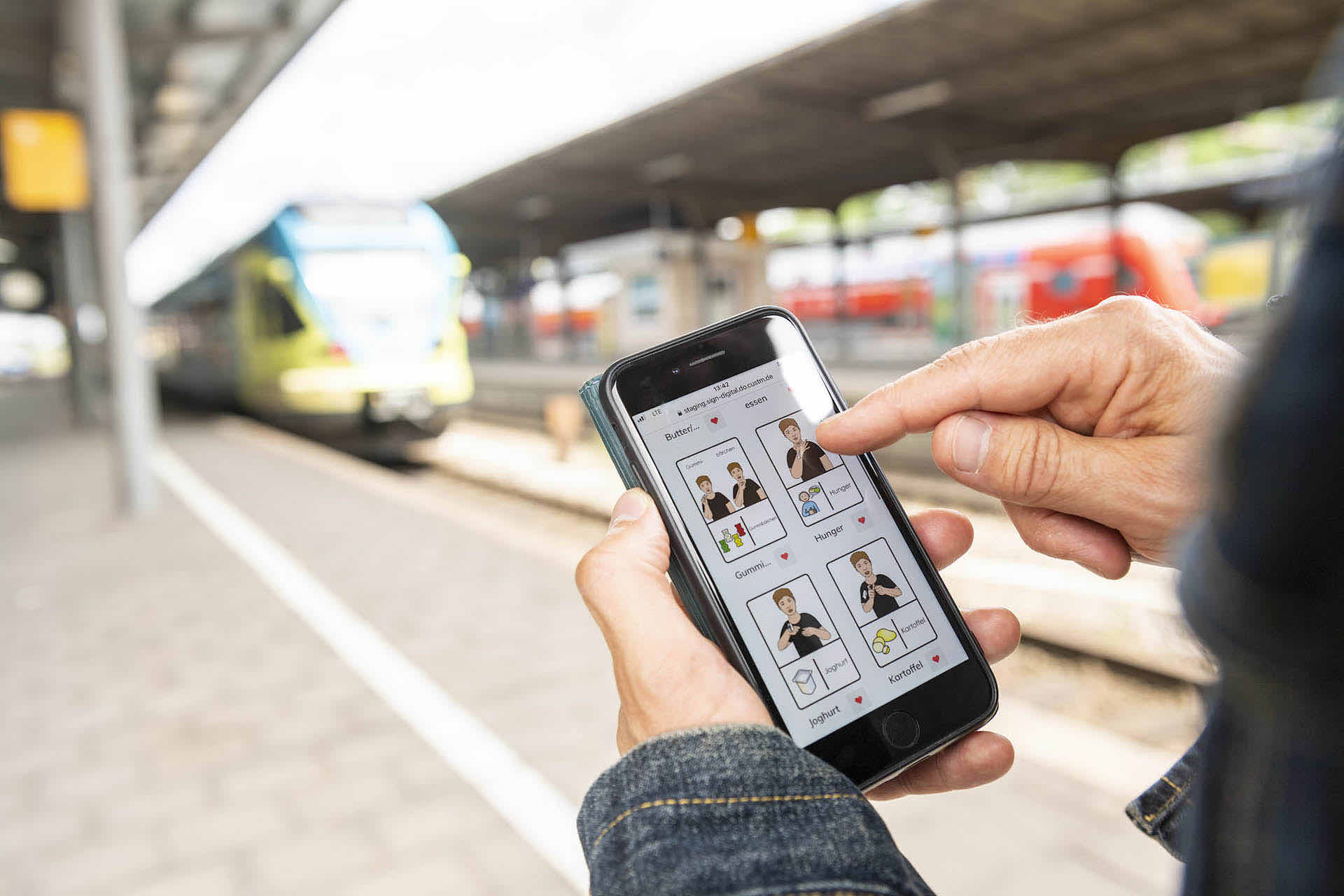 SIGNdigital wird unterwegs am Bahnsteig zum Nachschlagen von Gebärden auf dem Smartphone verwendet.